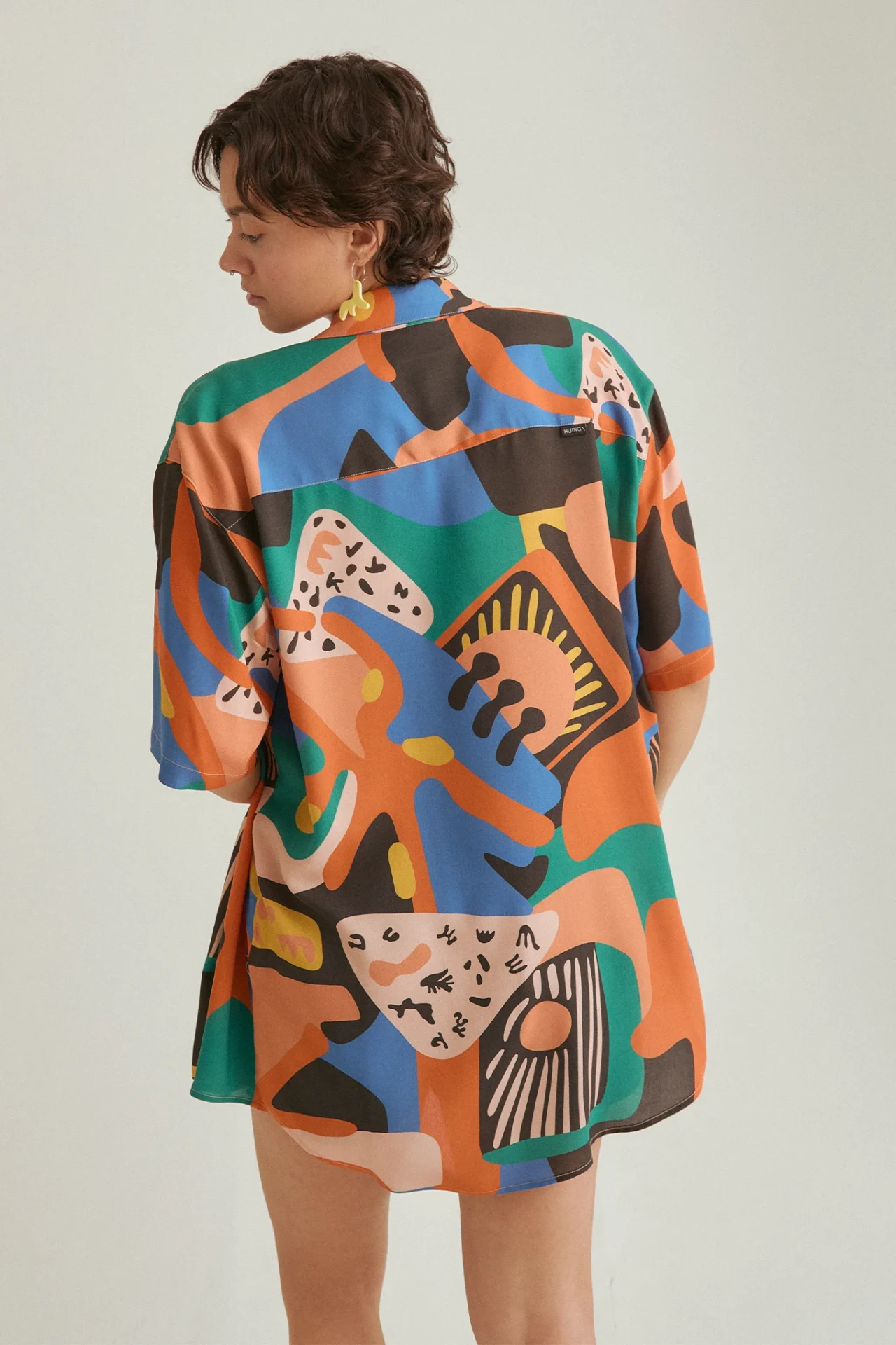 girl-back-short-shirt-circus-orange